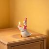 Portacandele Anatra Topper per Torta, Carina Statuetta Anatra in Resina con Fiocco e Cappello da Festa, Foro Metallo per Candela, Piccola Statua Anatra per Torta di Compleanno Tavolo