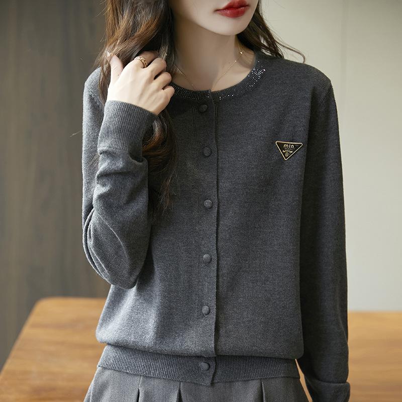 Ein neuer Herbst- und Frühlingsstil Strickjacke mit Rundhalsausschnitt und Strasssteinen, ein einfarbiger, lockerer und vielseitiger Strickpullover für Damen