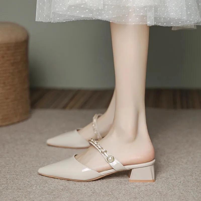 Fashion Pointed Toe Rhinestone Pearl Elegant Low Heel Back Air Slipper for Women Summer Wear Block Heel Wrapped Half Slippers