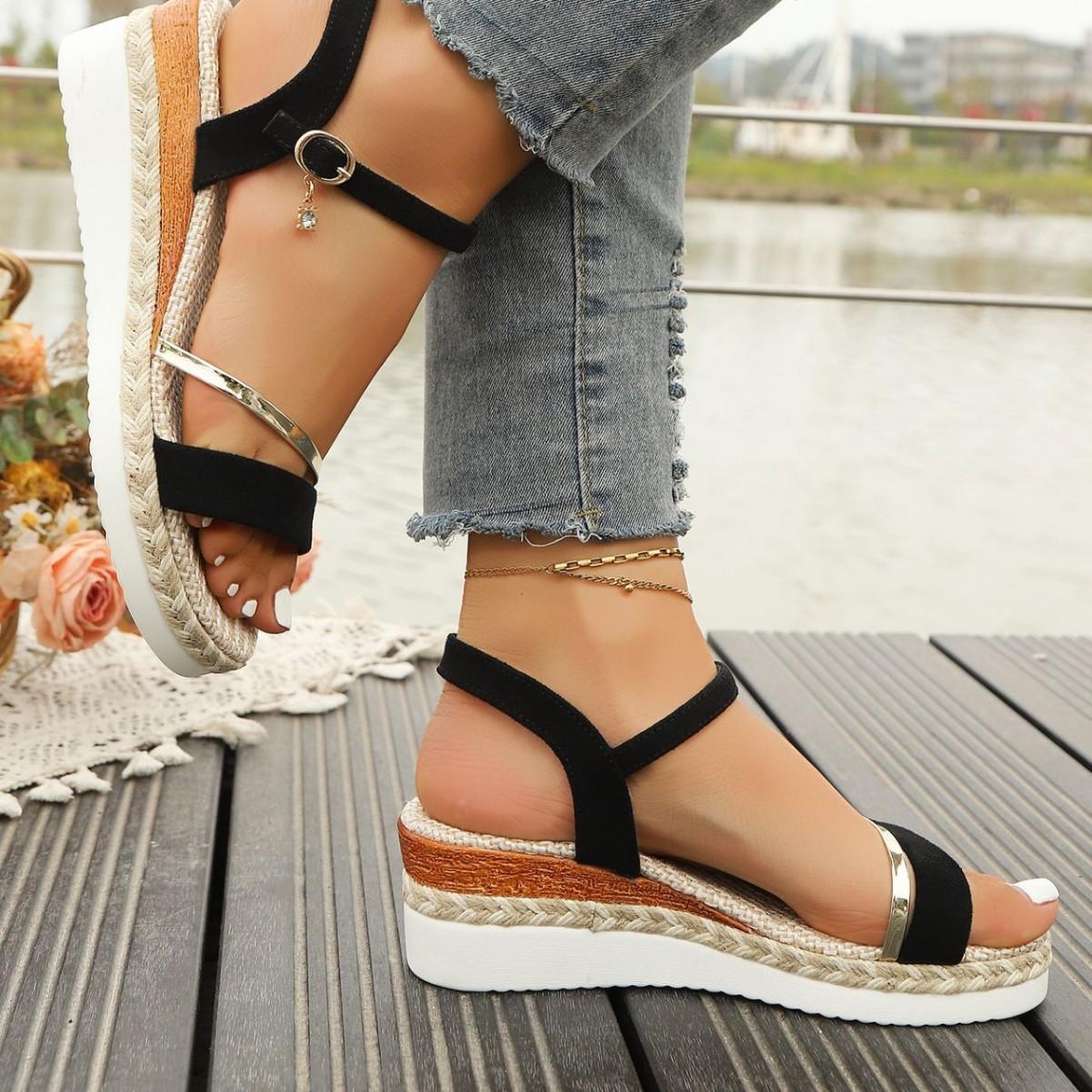 

Женские босоножки на танкетке, европейский и американский большой размер, лето 2025, новинка, босоножки женские на платформе с пряжкой и открытым носком 43