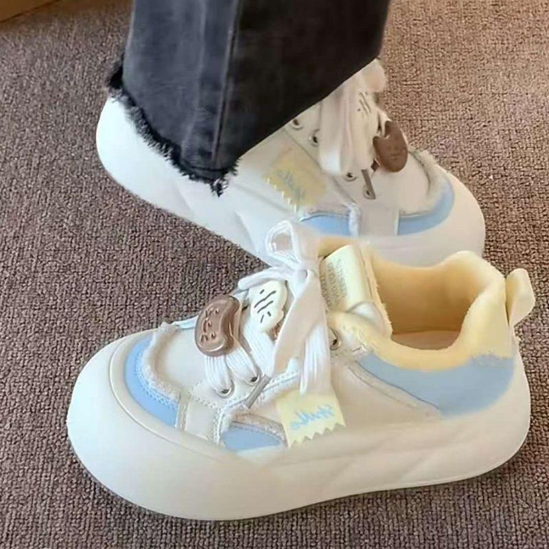 Die neuen Nischen-Schuhe mit dicken Sohlen und Brokat sind vielseitige und lässige Sneakers.