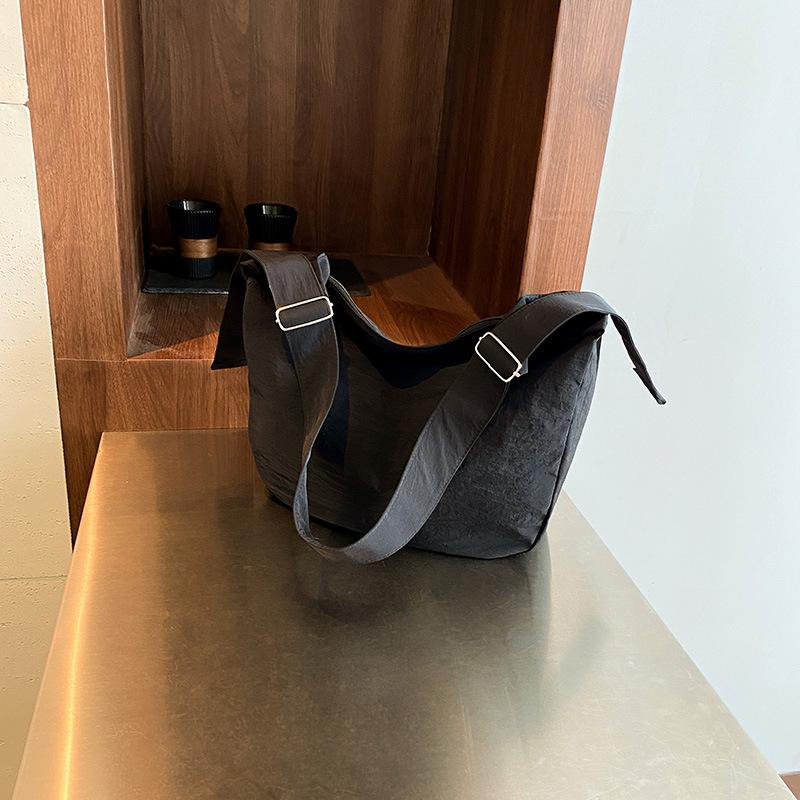 

Solid color large-capacity casual bag, summer new shoulder messenger bag, light and fashionable tote bag when going out чёрный