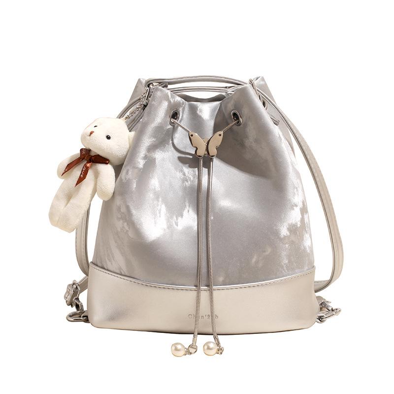 

2025 New Fashion Design Sense Shoulder Bucket Bag Versatile Commuter High Quality Casual Backpack Women