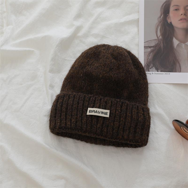 

Корейская дофаминовая простая вязаная шапка с буквенной этикеткой, одинаковая для мужчин и женщин, шерстяная шапка, женская, утолщенная, теплая one size