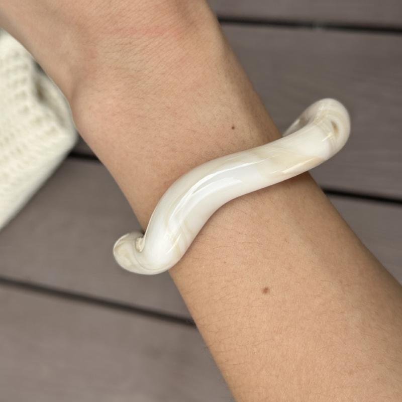 Schwarz Beige Dickes Harz Acryl Elastische Armreifen Geometrisch Unregelmäßig Breite Manschette Armreifen Armbänder Für Frauen Ästhetisch