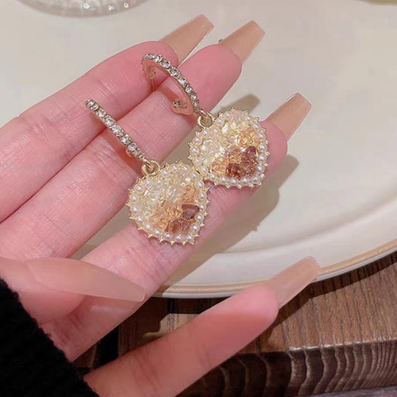 Light Luxury Temperament Design Sense Love Earrings Women's New Stud Earrings Retro High-end Sense Versatile Trendy Earrings