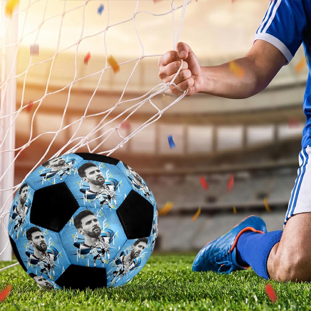 Personalizza la tua foto di un pallone da calcio taglia 5, cucito a macchina, rendendolo il regalo commemorativo perfetto.