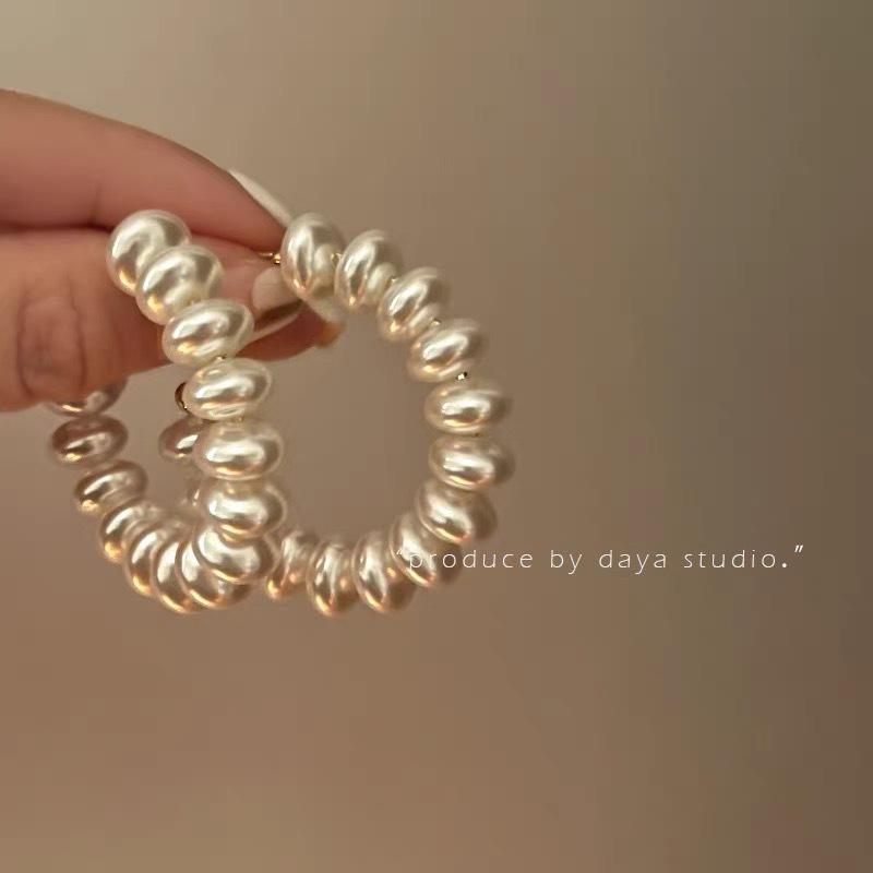 Elegant Pearl C-Shaped Stud Earrings: 2024 Fashionable Light Luxury Women's Half-Circle Ear Jewelry