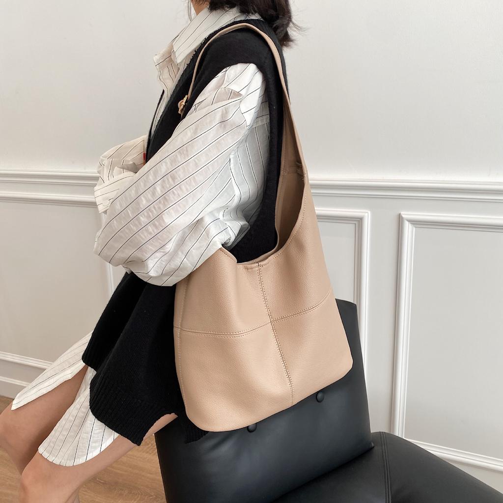 Large capacity soft surface bag women's 2026 new retro fashion versatile shoulder messenger bag texture commuter bucket bag