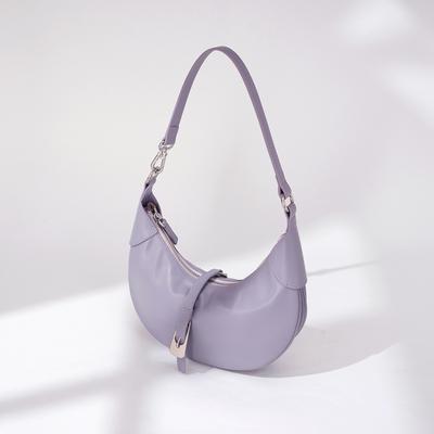 O design da bolsa em forma de crescente é único, versátil e simples.. É uma bolsa de ombro único feita de couro de axila e couro de camada superior