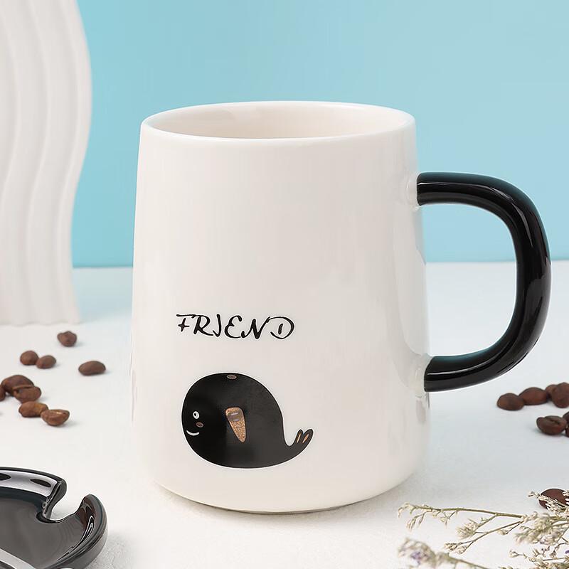 Keramik-Kaffeebecher mit Deckel und Löffel