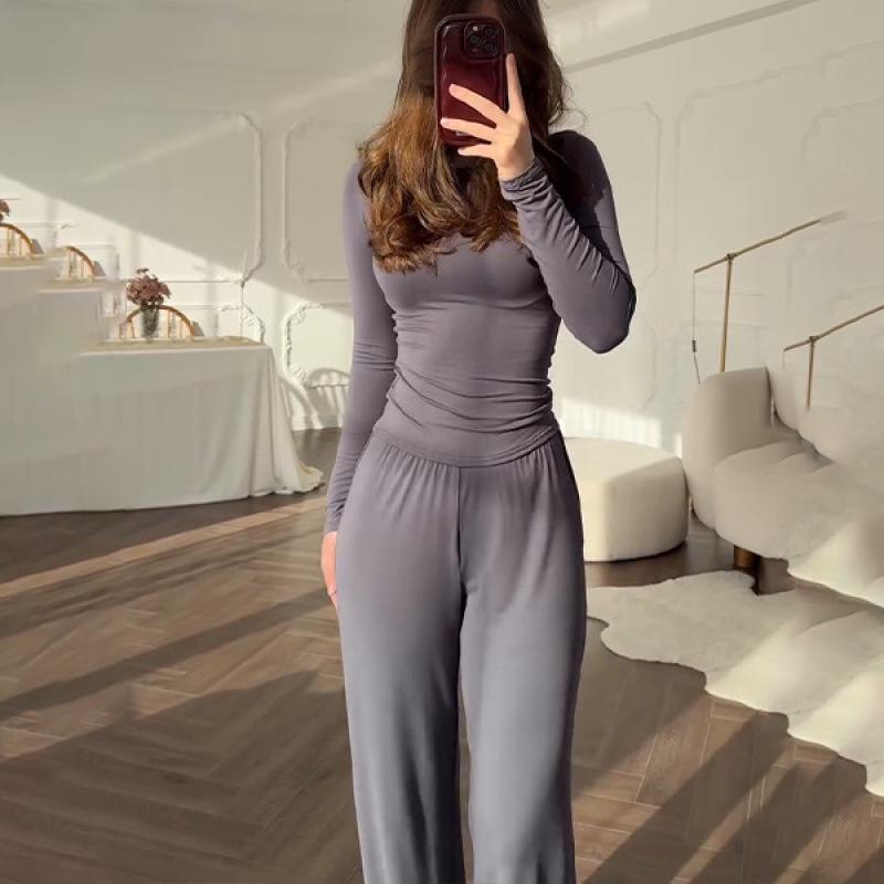 

Женский летний модный комплект 2025 года: облегающий топ с круглым вырезом и эластичные брюки широкого кроя Small