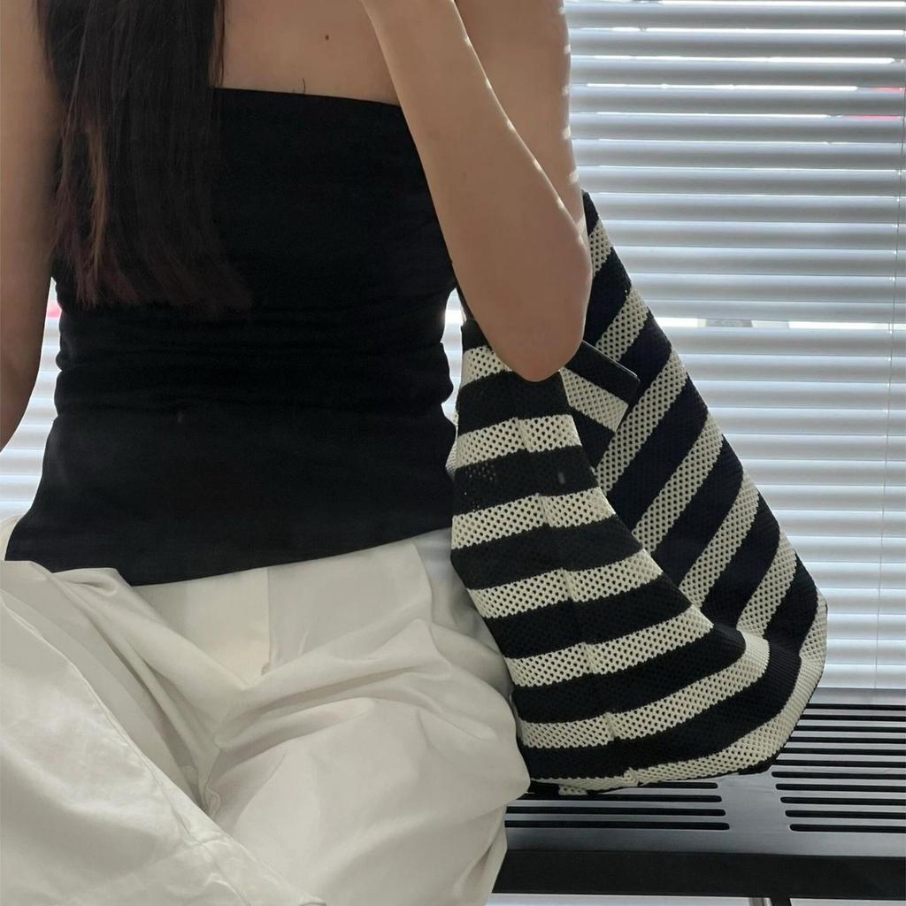 Black and white striped bucket bag women's large-capacity large bag leisure vacation beach bag versatile portable shoulder tote bag