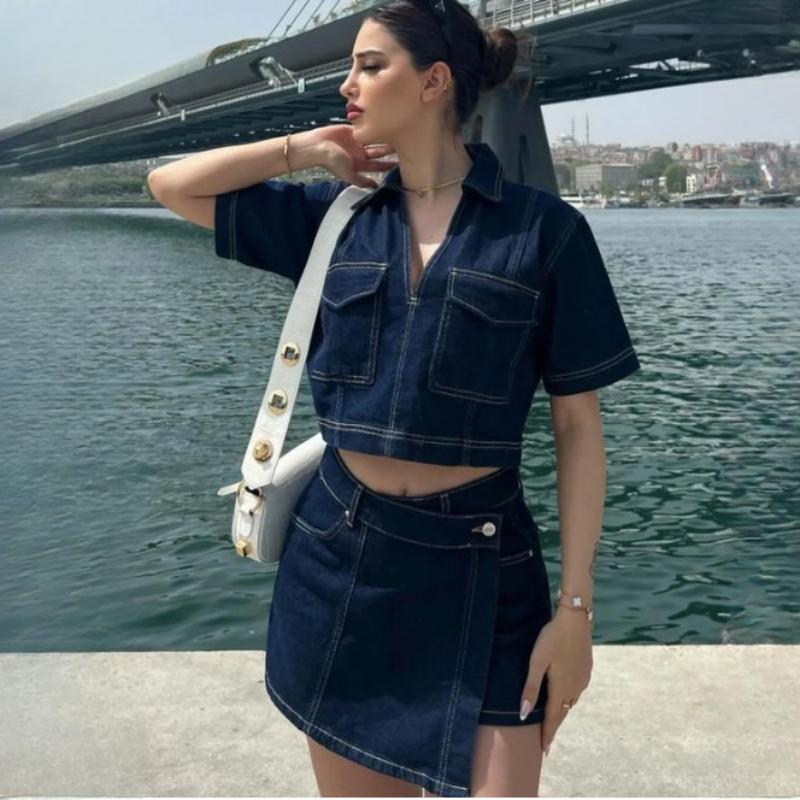 Completo da Donna 2 Pezzi  Abiti in Denim  Top Corto a Manica Corta con Scollo a Revers in Jeans + Pantaloncini Asimmetrici a Vita Alta con Bottoni