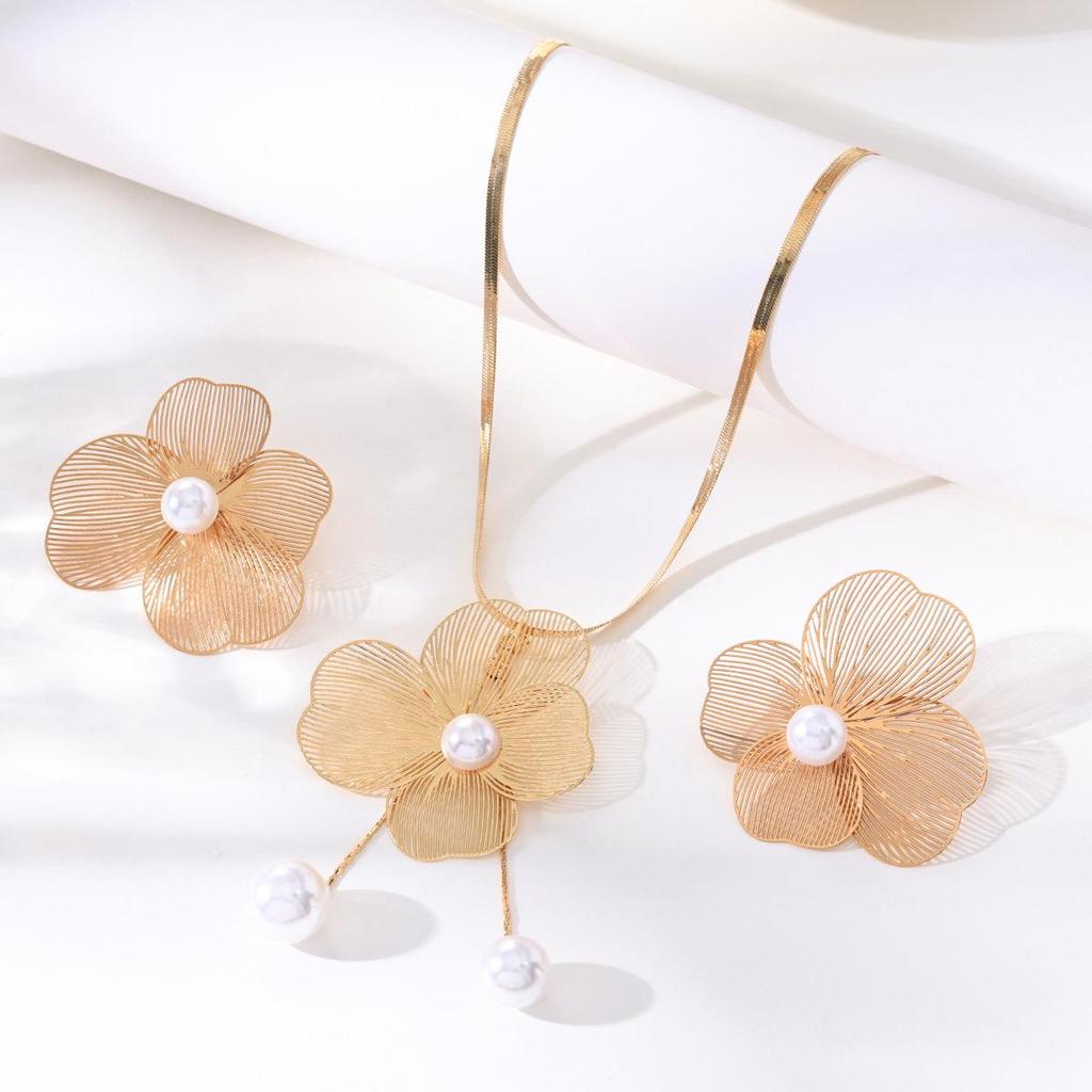 Versatile Floral Pearl Necklace & Earring Set for Women