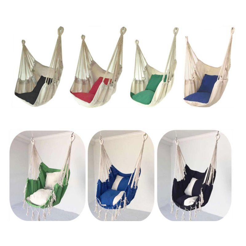 Fauteuil hamac suspendu élégant pour se détendre en plein air, avec coussins moelleux et cordes résistantes.