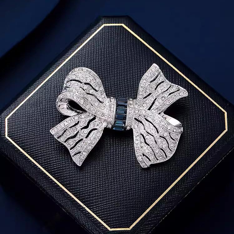 High-End Women's Luxurious Bow Brooch – Elegant, Niche Design Corsage Pin for Suits