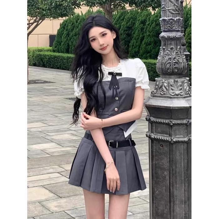 

Korean Retro Summer Women s Two-Piece Set: Short-Sleeve Top & Pleated Skirt S