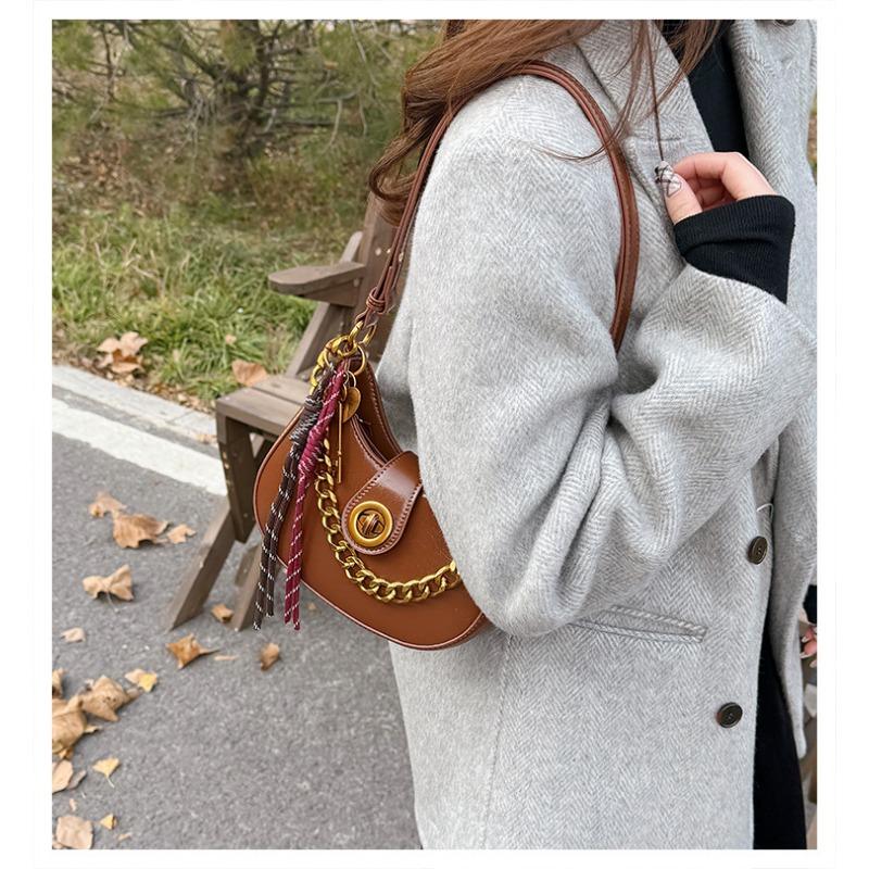 Light Luxury Crescent Bag, Fashionable Versatile, Temperament Commuting Choice.