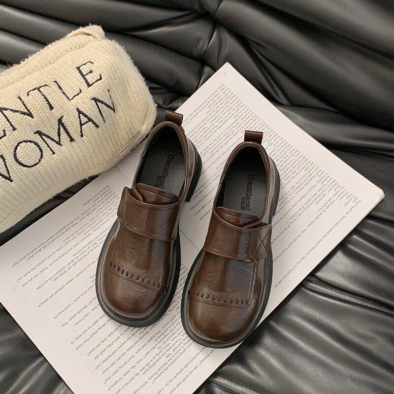 

Женские ретро черные кожаные лоферы на массивной подошве, круглый носок, французский стиль, коллекция осень 2025 40