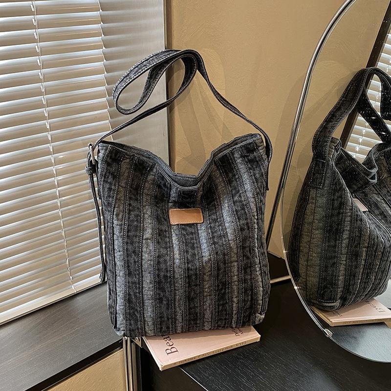 Tote Bag Water Bucket Casual Women's Bag Shoulder Crossbody Bag for Commuting Large Capacity Bag