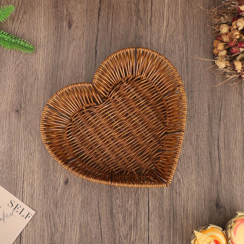 Heart-Shaped Woven Storage Basket Multi-Uses Simulation Rattan Desktop Baskets For Bread Fruit Restaurant Serving Display Basket