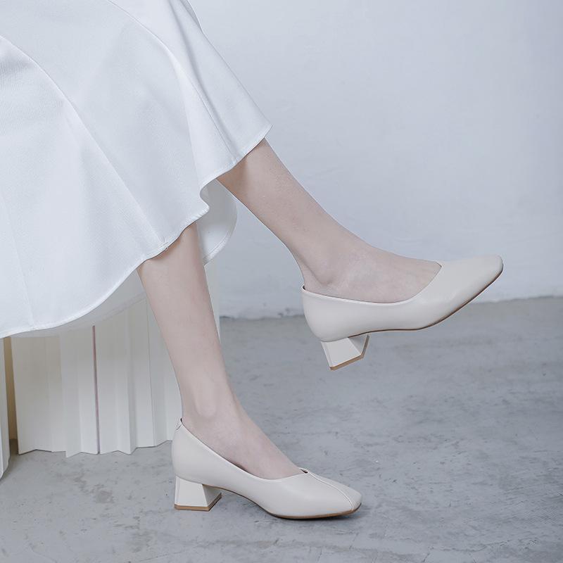Late evening wind retro medium heel grandma shoes commuting soft leather shallow mouth women's shoes Korean version simple square head thick heel sing