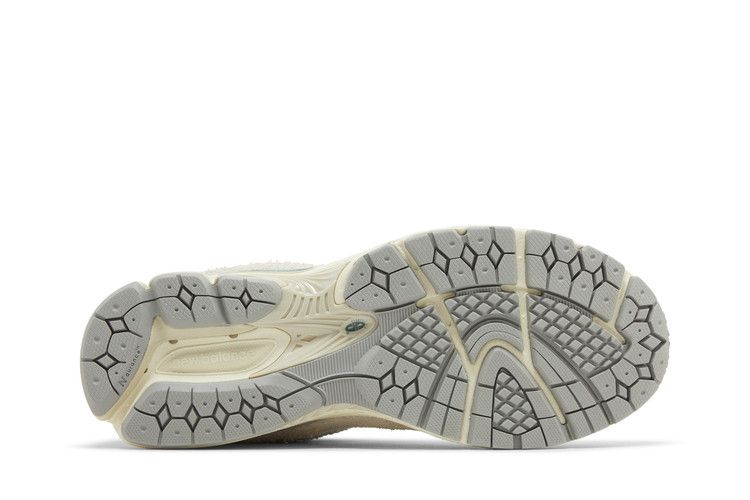 New Balance 2002R Linen Men's Sneakers