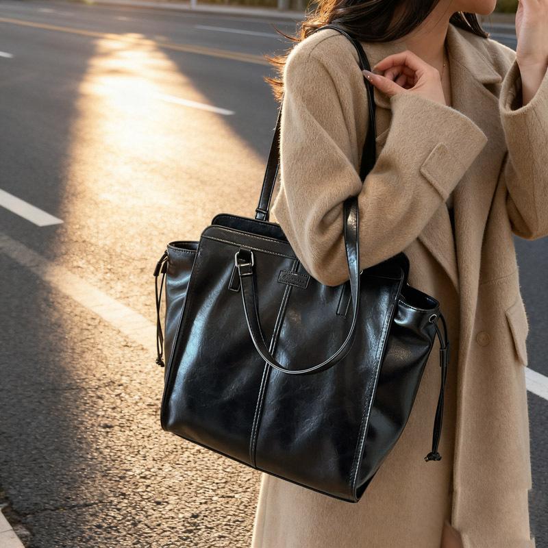 Premium sense retro large-capacity women's bag 2025 new winter fashion versatile shoulder bag foreign style portable tote bag