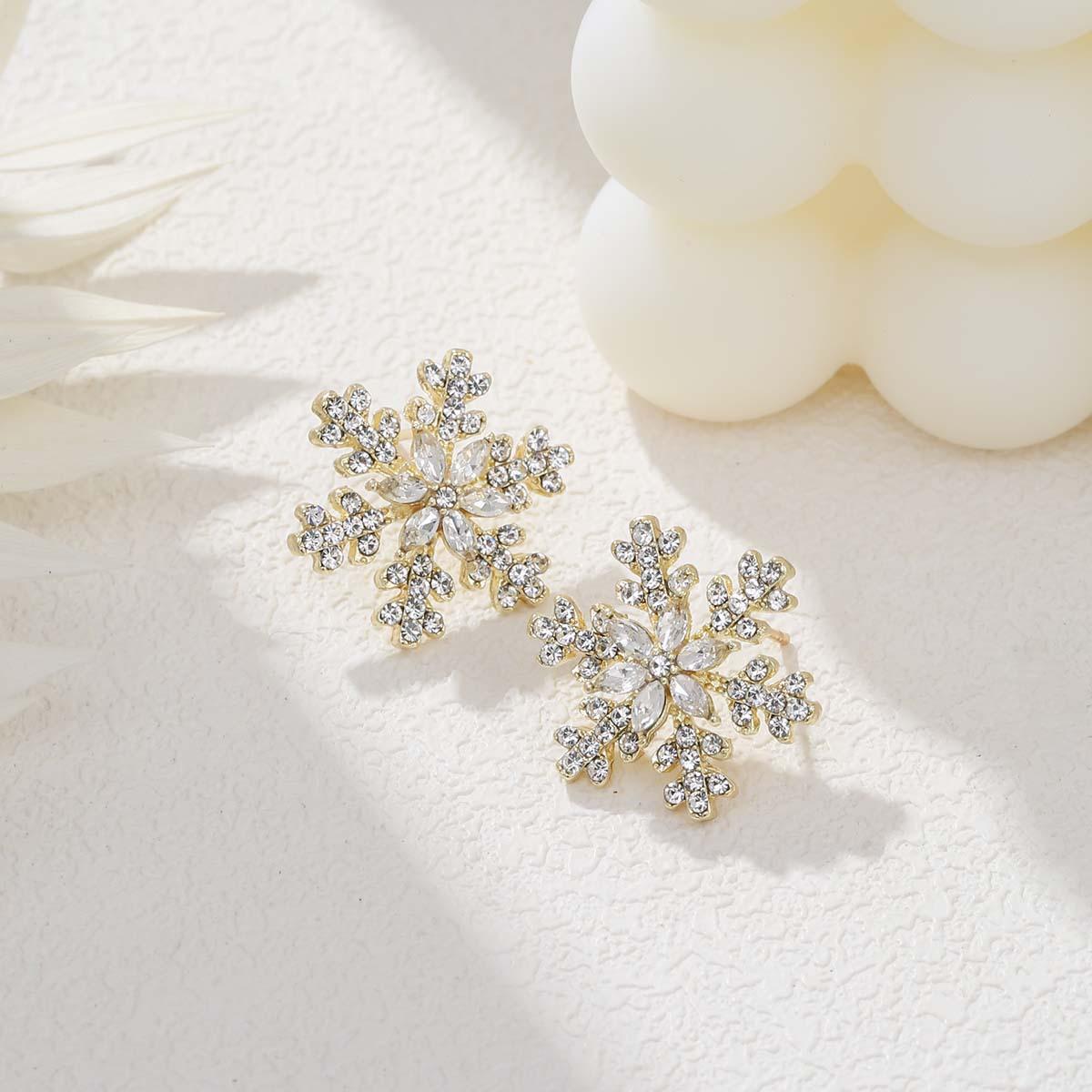 

Рождественские серьги-снежинки, инкрустированные бриллиантами. Роскошные серьги высокого класса. Женские универсальные серьги в стиле ретро. Изысканные серьги.