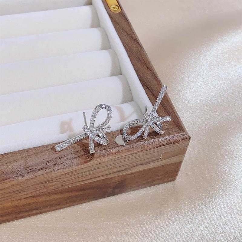 Elegantní dámské náušnice s diamantovou mašličkou – luxusní módní šperky