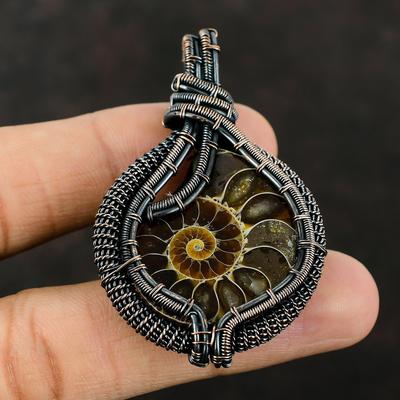 Pendentif en fil de cuivre enveloppé de fossile d'ammonite Bijoux de créateur de pierres précieuses Pendentif unique fait à la main Cadeau pour lui Bijoux en fossile d'ammonite pour femmes