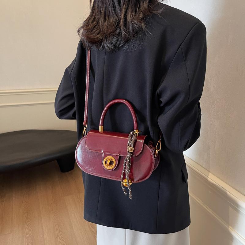 Retro high-end portable small bag women's bag 2025 new simple small square bag versatile shoulder messenger bag