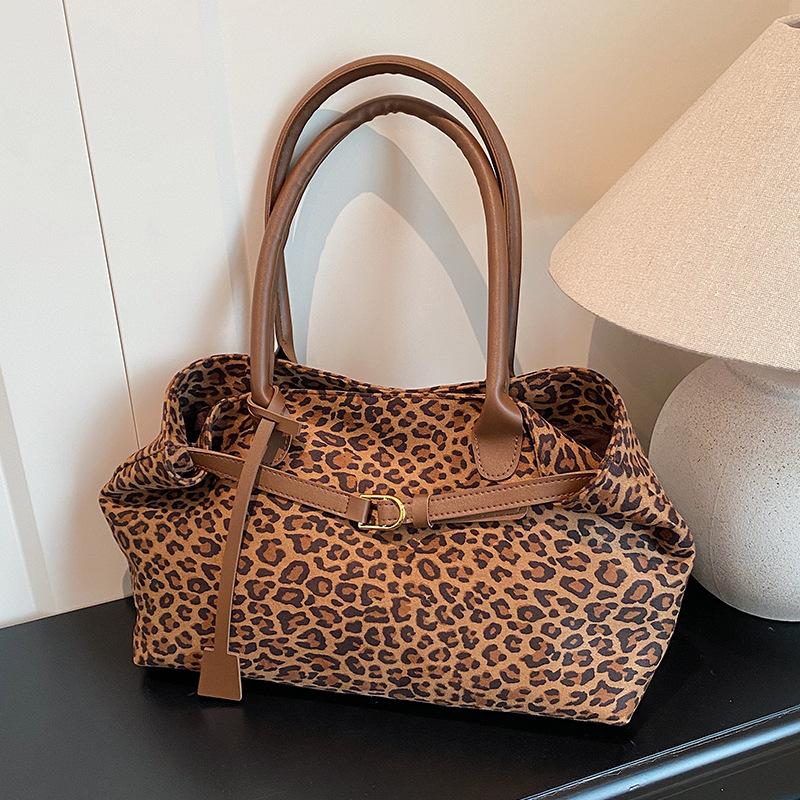 

Сумка большой вместимости с леопардовым принтом женская 2025 новая модная замшевая сумка-тоут женская нишевая универсальная наплечная сумка жёлтый