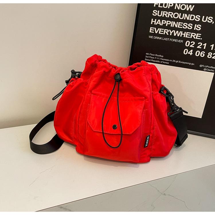 

Новая корейская версия сумки-ведра, нейлоновая ткань с кулиской, подходит для поездок на работу с большой вместимостью. красный