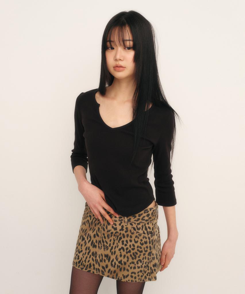 Kyuliti C 90S Line Slit Neck T-Shirt_Black