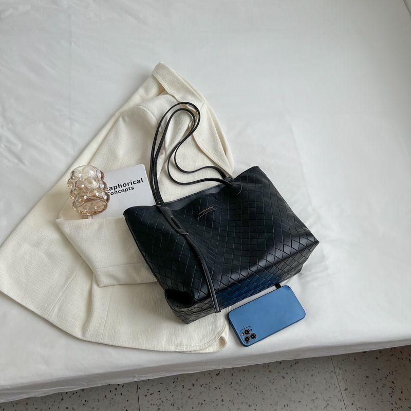 

Large Capacity Bag for Women 2025 New Arrival Accessible Luxury Special-Interest Design Shoulder Bag Advanced Texture Super Hot Commuter Tote Black