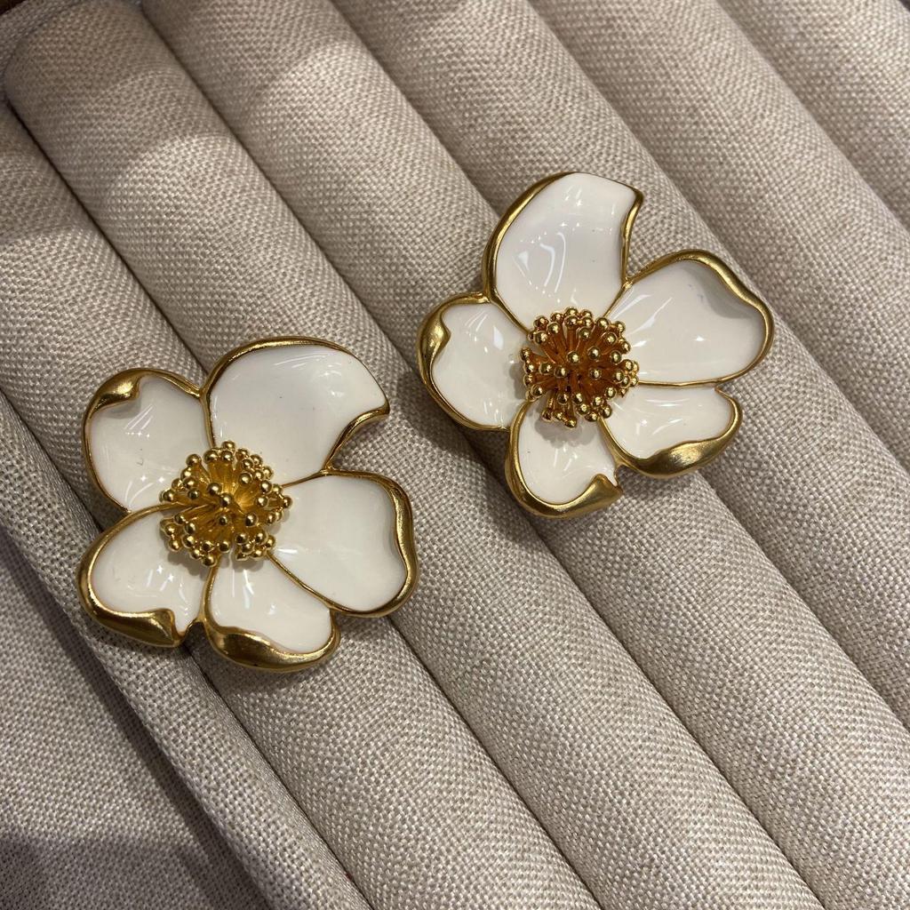 Silver Needle Camellia Drip Oil Earrings: Elegant French Retro White Flower Studs