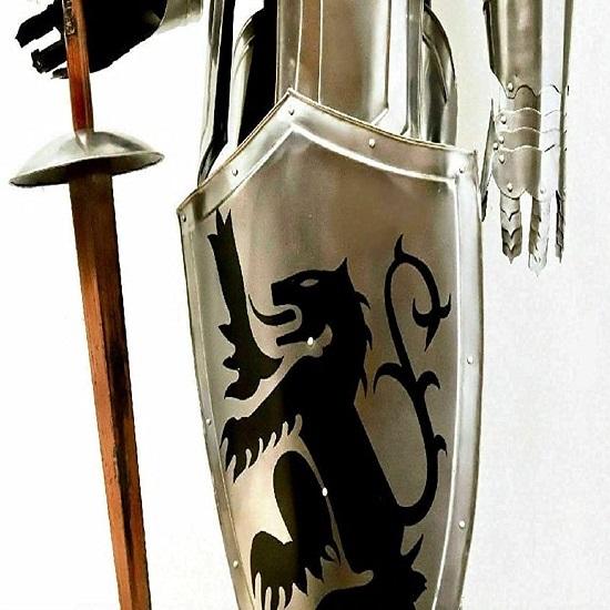 Armura completă a unui cavaler medieval cu scut și sabie. Armura din secolul al XV-lea,