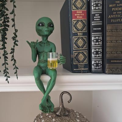 Alien Bier trinkende Statue Lustige & Humorvolle Weltraum Dekoration Grüne Alien Figur mit Bierkrug Perfekt für Schreibtisch oder Regal