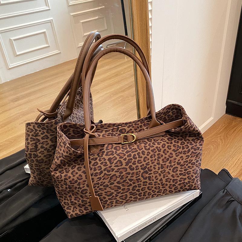 

New bag, leopard print shoulder bag, women s contrasting underarm bag, high-end tote bag, women s bag.