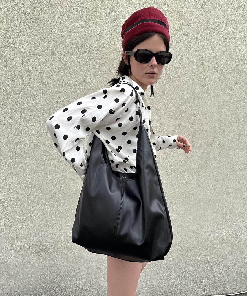 Yeomim Medium Slash Hobo Bag (Black)