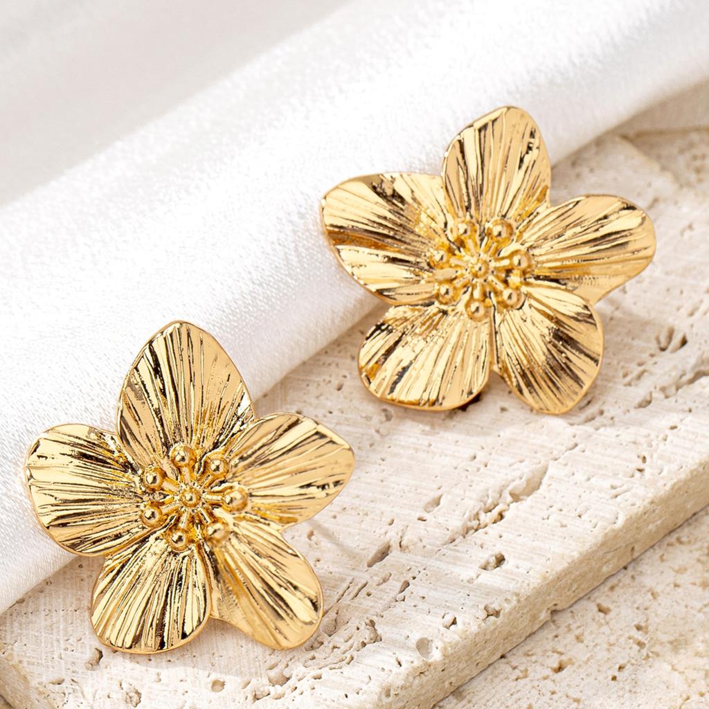 A Pair of Women's Flower Stud Earrings, Simple and Stylish Earrings Suitable for Daily Wear and Vacation Wear