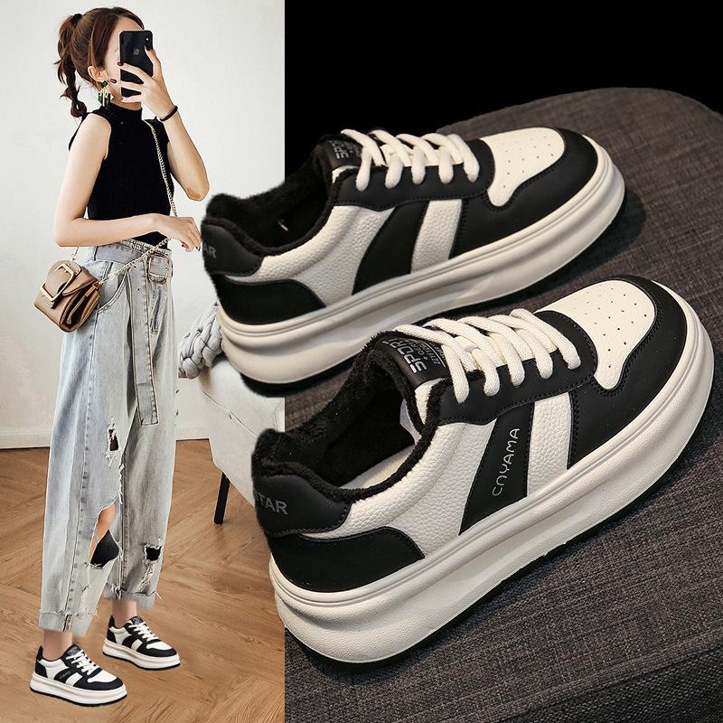 Beliebte Internet-Berühmtheit Samt-Plateau-Sneaker Damen neue Winter Studenten vielseitige Sport- und Freizeit-Board-Schuhe zwei Baumwolle
