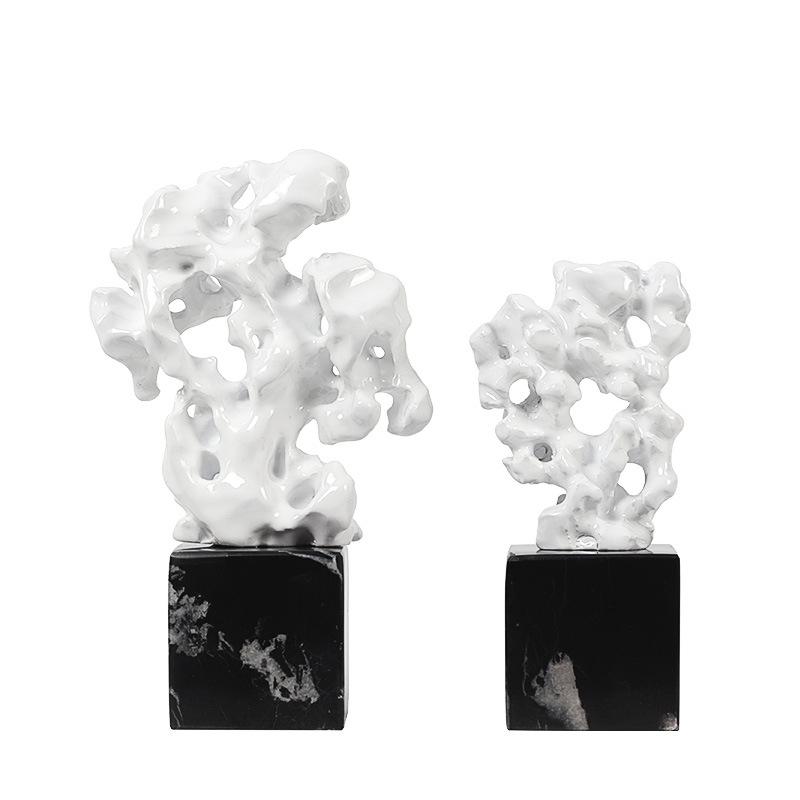 Dirbtinio koralinio akmens netaisyklingos tuščiavidurės akmens statulėlės marmurinis pagrindas abstraktūs rankdarbių papuošalai namų dekoravimo aksesuarai