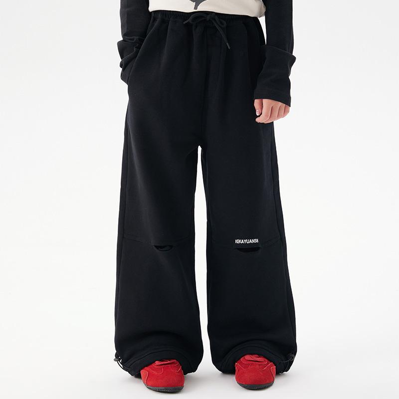 

Джинсы прямого кроя с высокой посадкой на резинке с принтом черными буквами - Осенняя коллекция 2025 150 чёрный