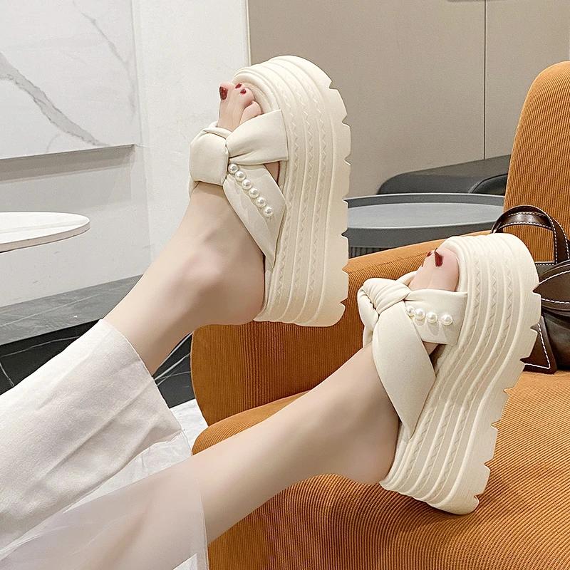 Mode 8CM NEUE Absätze Keil Pantoletten Sandalen Damen Lässig Outdoor Hausschuhe Weiblich Sommer Rutschfest Strand Hausschuhe Gehen Klobige Schuhe Frau