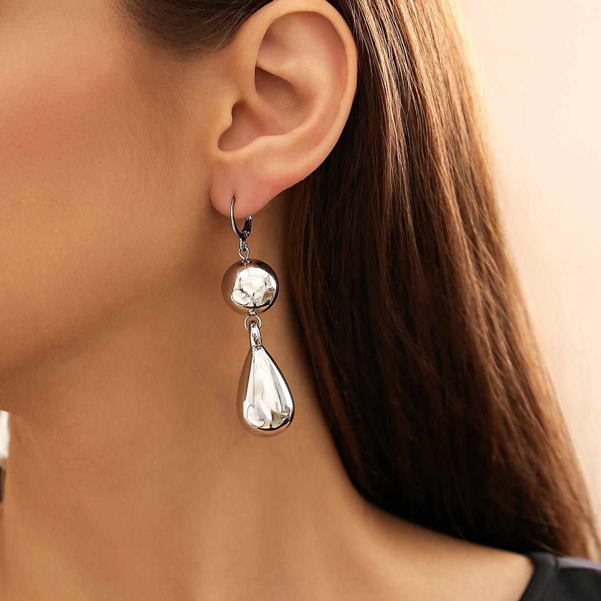 

Преувеличенное ожерелье из круглых бусин, женские украшения, универсальный ожерелье-чокер из бусин, металлическое колье-воротник в виде капли воды see details