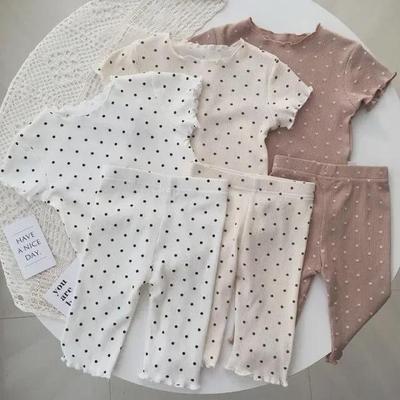 Gepunkteter Sommerpyjama für Mädchen – Stilvolle zweiteilige Hauskleidung für Kinder