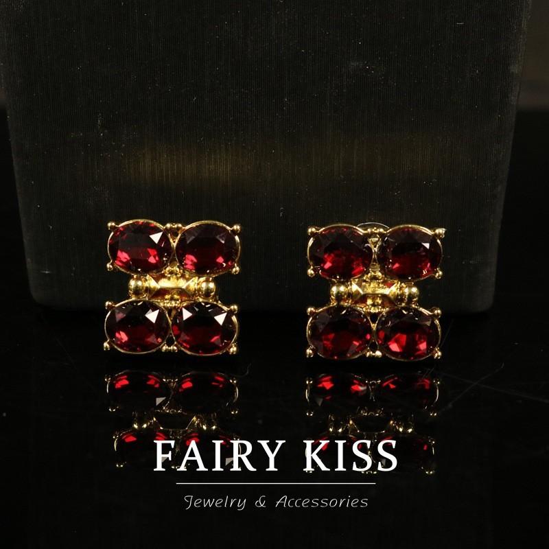 

Изысканный темперамент, густо усыпанный бриллиантами, сине-красное колье, инкрустированное стразами, с универсальными простыми геометрическими серьгами-гвоздиками высокого класса